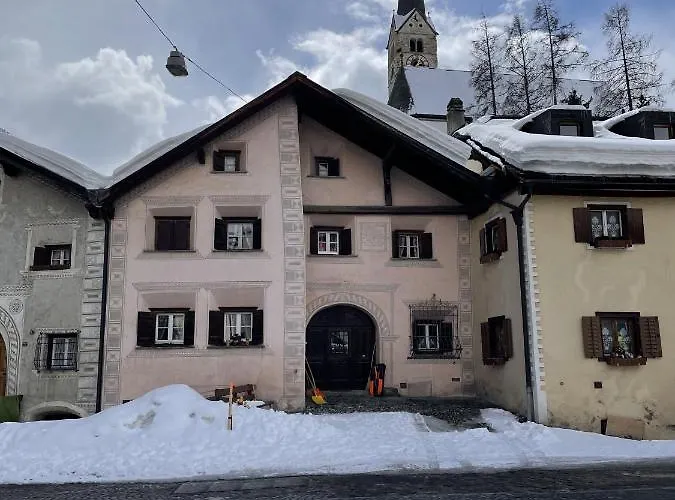 Scuol In Schoenem Engadinerhaus